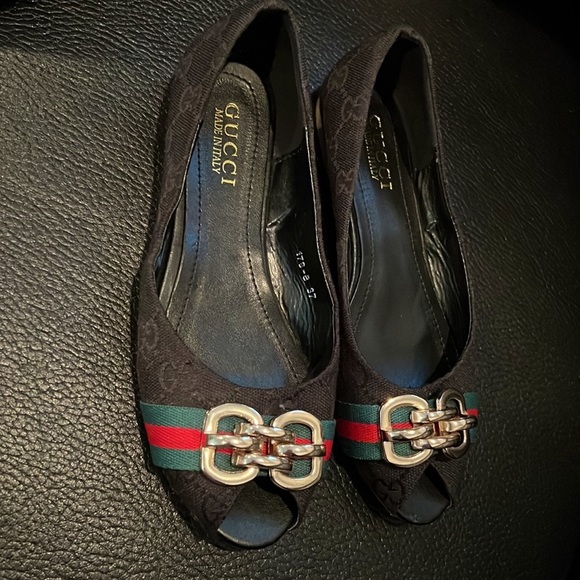 Gucci open toe flats monogram canvas with gold buckle emblem green red shoes